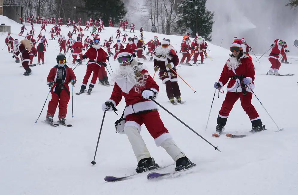 ΗΠΑ: Εκατοντάδες Άγιοι Βασίληδες έκαναν σκι για καλό σκοπό