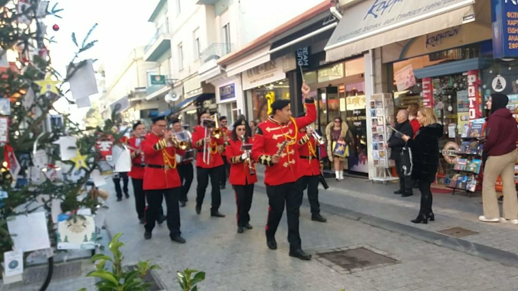 Παραμονή Χριστουγέννων: Τρίπολη γεμάτη χρώματα, διάθεση, μουσικές, χαμόγελα και ευχές