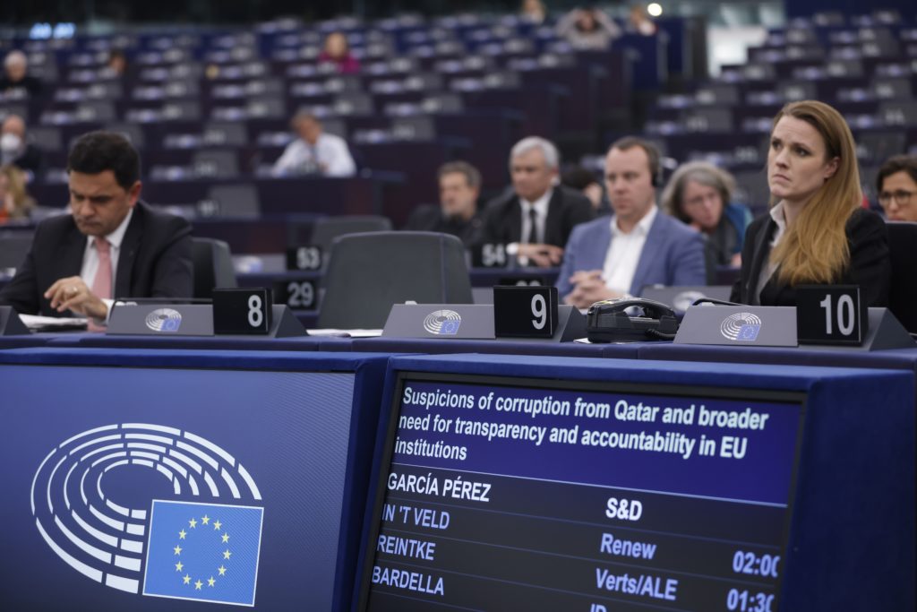 Qatargate: Οι ευρωβουλευτές ζητούν πλήρη εσωτερική έρευνα – «Ντροπή σας» λέει η Ίλβα Γιόχανσον