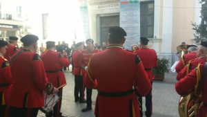 Κάλαντα , μουσική και ευχές έξω από το παλαιό δημαρχείο της Τρίπολης
