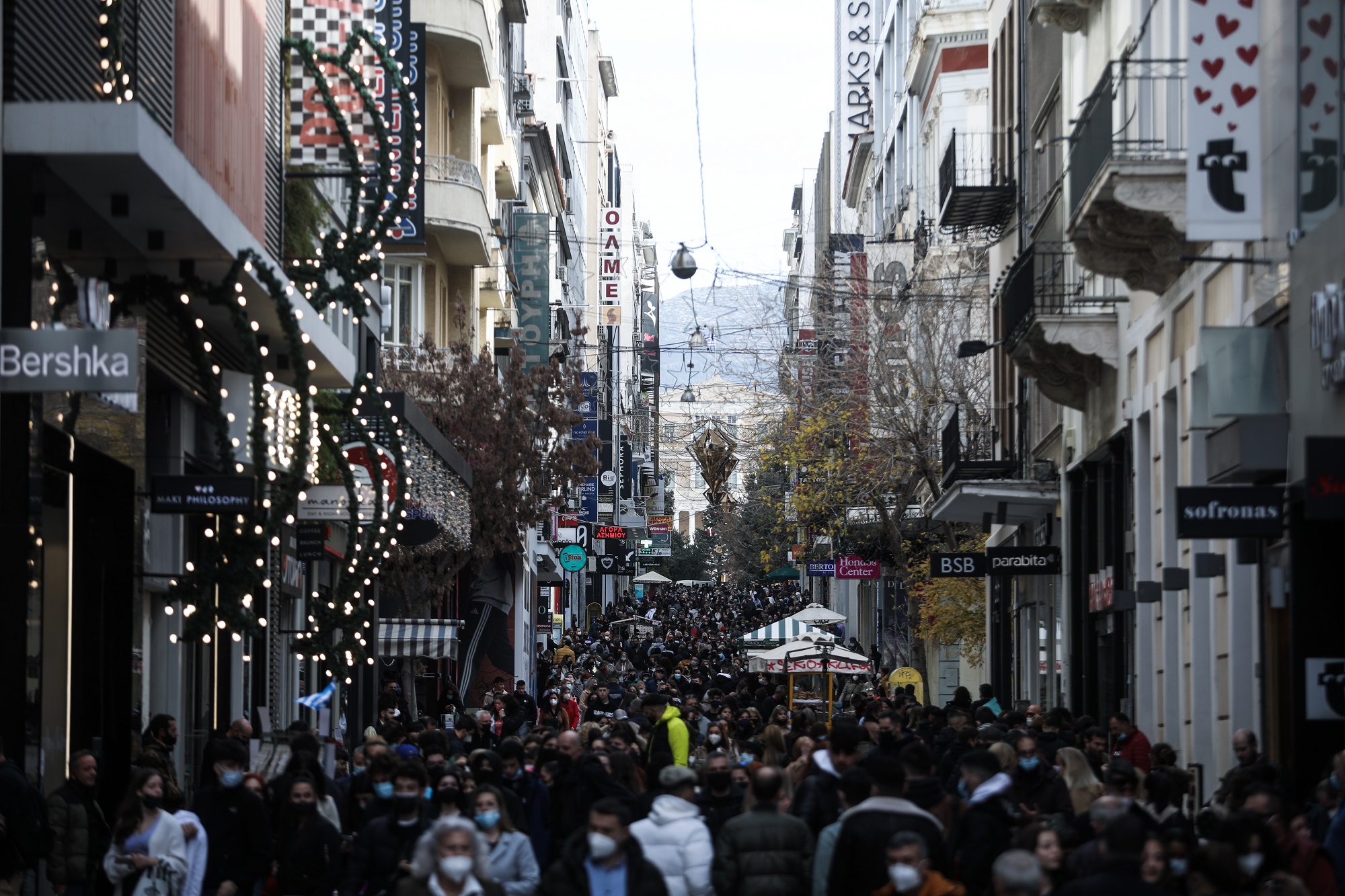 Ανοιχτά σήμερα εμπορικά καταστήματα και σούπερ μάρκετ – Αυξημένη εορταστική κίνηση