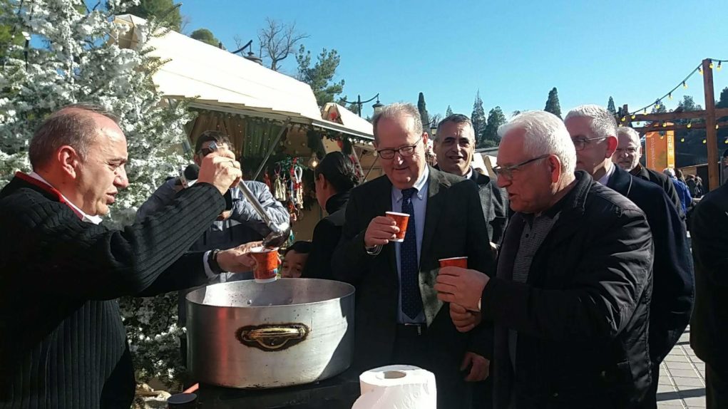 Παραδοσιακό τσουκαλόκαυτο κέρασε όλο τον κόσμο ο δήμος της Τρίπολης