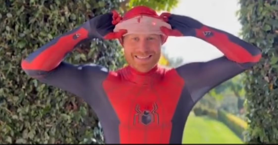 O πρίγκιπας Χάρι ντύθηκε spiderman ενόψει Χριστουγέννων – Δείτε το αστείο βίντεο