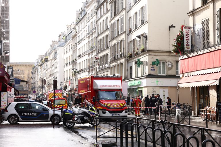 Συνεχίζονται οι έρευνες για να προσδιοριστούν τα κίνητρα του δράστη των φονικών πυρών στο Παρίσι