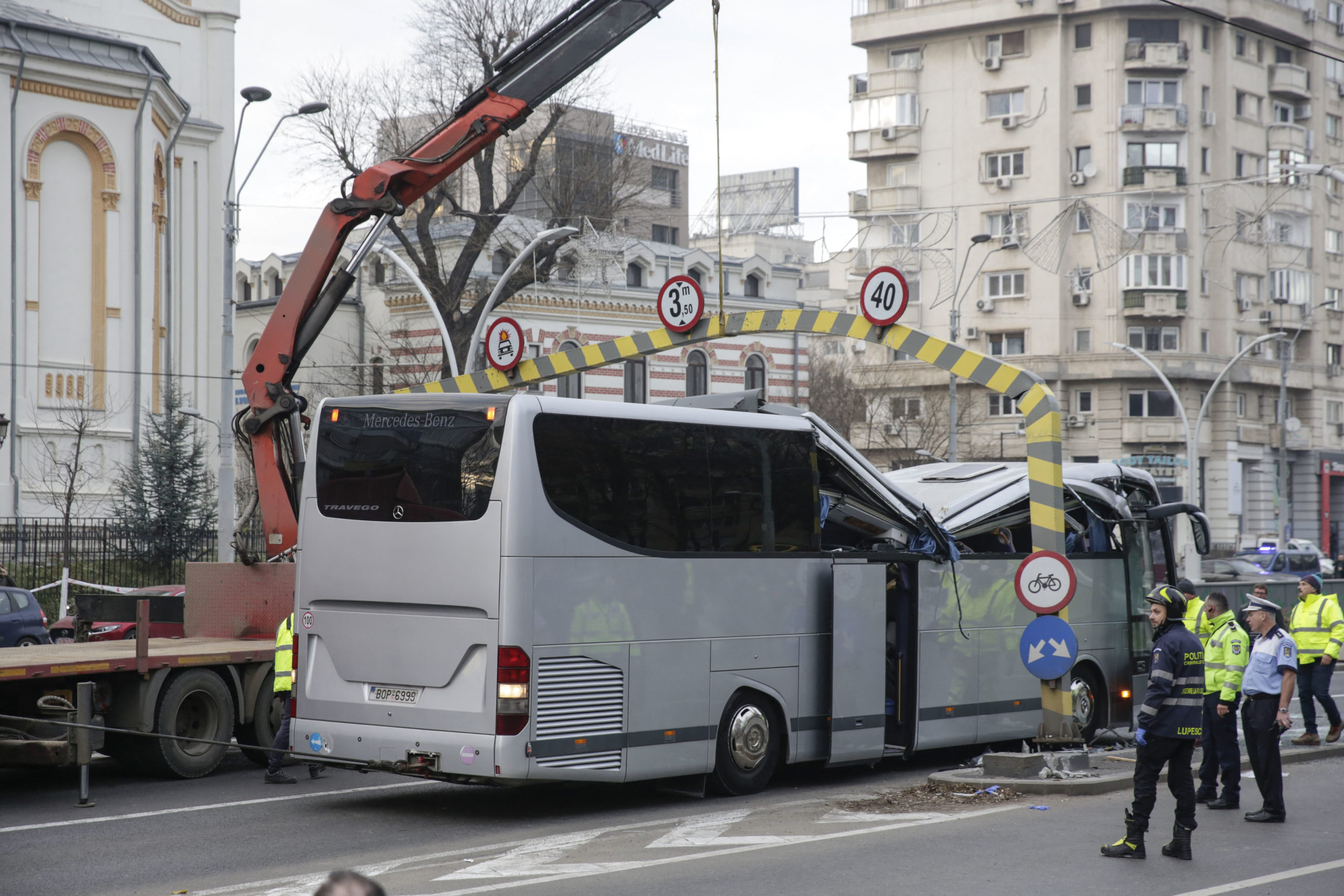 Δυστύχημα στο Βουκουρέστι: Αναπάντητα ερωτήματα – Τα μοιραία λάθη και οι μαρτυρίες των επιβατών του λεωφορείου (video)