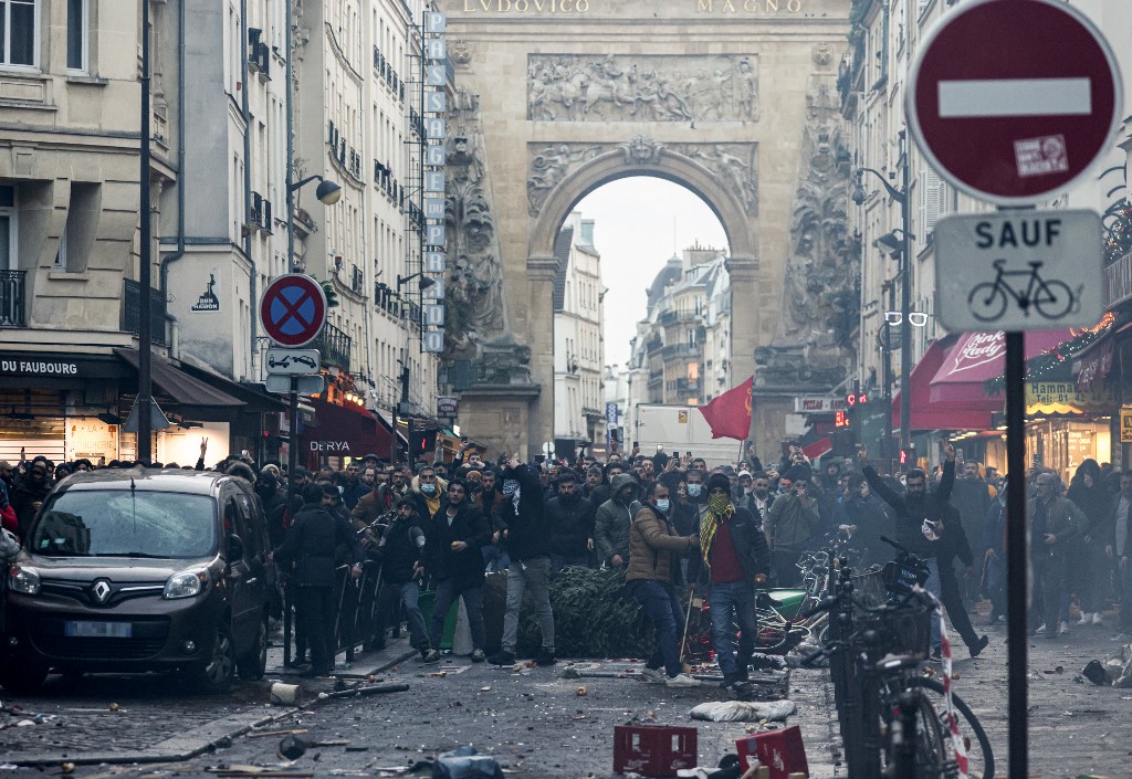 Γαλλία: Ο ύποπτος για τα φονικά πυρά στο Παρίσι είπε ότι προέβη στην επίθεση επειδή είναι «ρατσιστής»