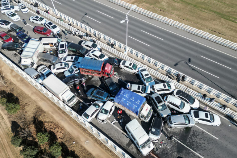 Κίνα: Ένας νεκρός σε καραμπόλα με πάνω από 200 οχήματα λόγω ομίχλης (video)