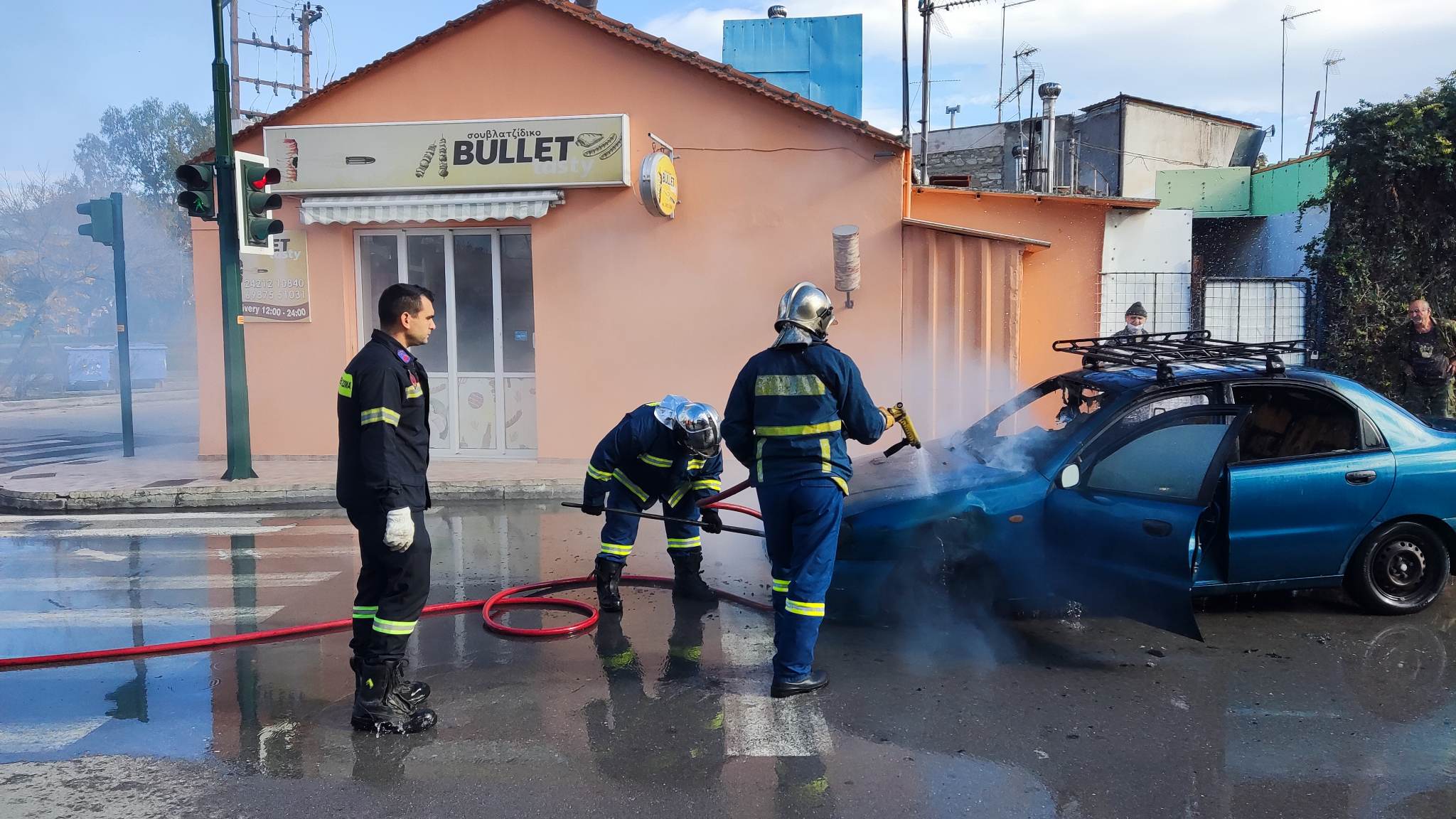 Βόλος: Πήρε φωτιά αυτοκίνητο εν κινήσει – Σώος ο οδηγός