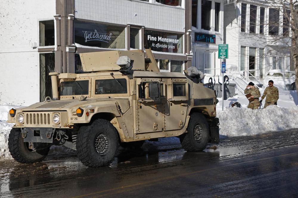 ΗΠΑ: Στους δρόμους η εθνοφρουρά μετά τη «χιονοθύελλα του αιώνα» – Μετρά νεκρούς το Μπάφαλο