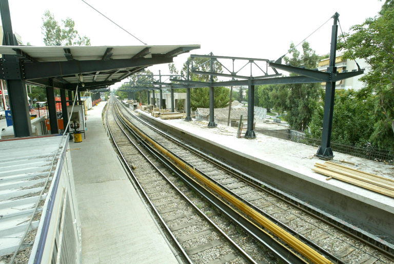 Πτώση 60χρονης στον σταθμό «Πευκάκια» του ΗΣΑΠ – Αποκαταστάθηκε η κυκλοφορία