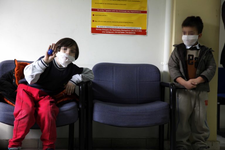 Ιώσεις και γρίπη: Πολλαπλασιασμός των κρουσμάτων στα παιδιά – Ενδεικτικά στοιχεία