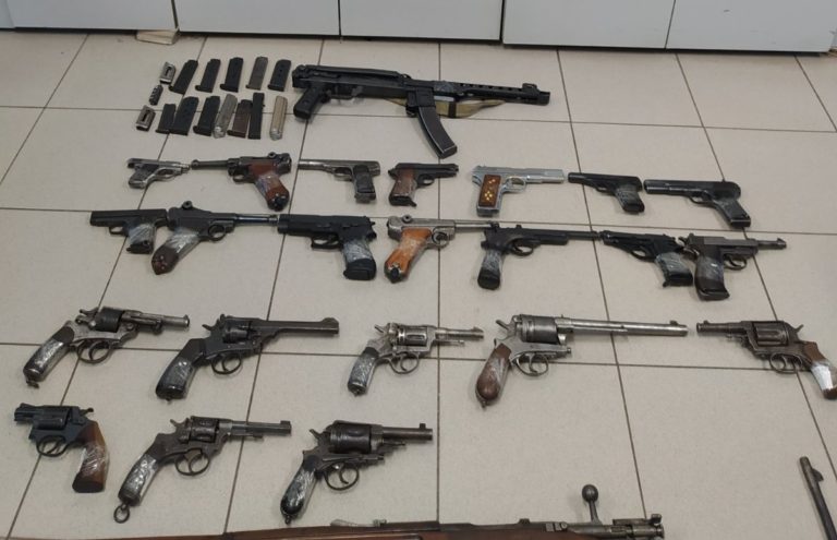 Φλώρινα: Συλλήψεις 14 ατόμων – Όπλα, πυρομαχικά, εκρηκτικά μεταξύ των ευρημάτων