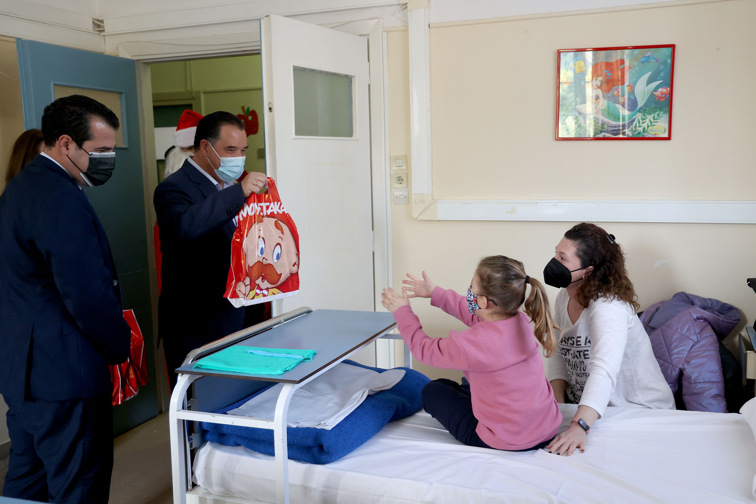 Επίσκεψη Πλεύρη και Γεωργιάδη στο Παίδων Πεντέλης: Μοίρασαν παιχνίδια στα παιδιά που νοσηλεύονται