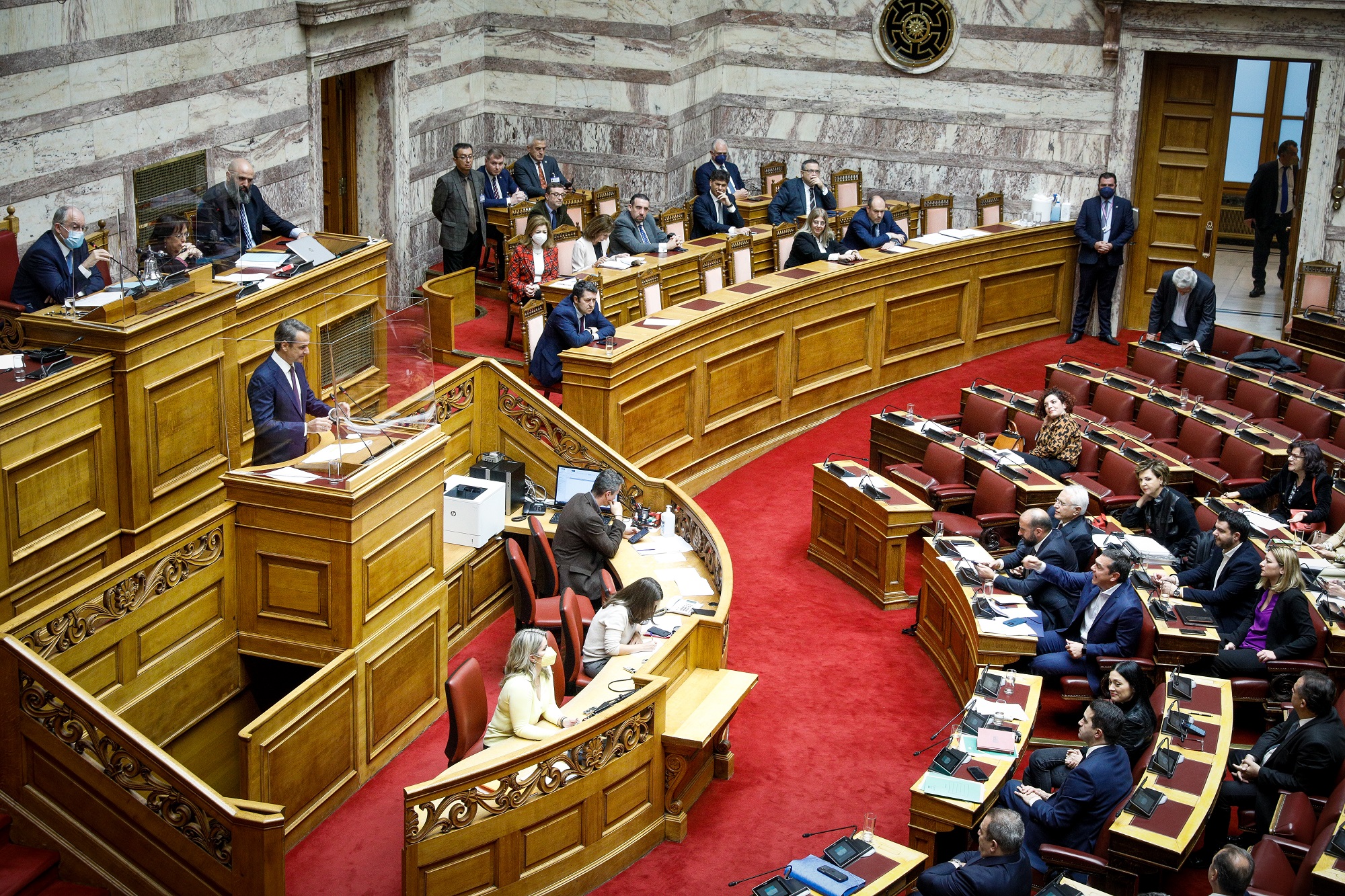 Πώς αποτιμούν κυβέρνηση και ΣΥΡΙΖΑ την κόντρα Μητσοτάκη – Τσίπρα στη Βουλή για τις παρακολουθήσεις