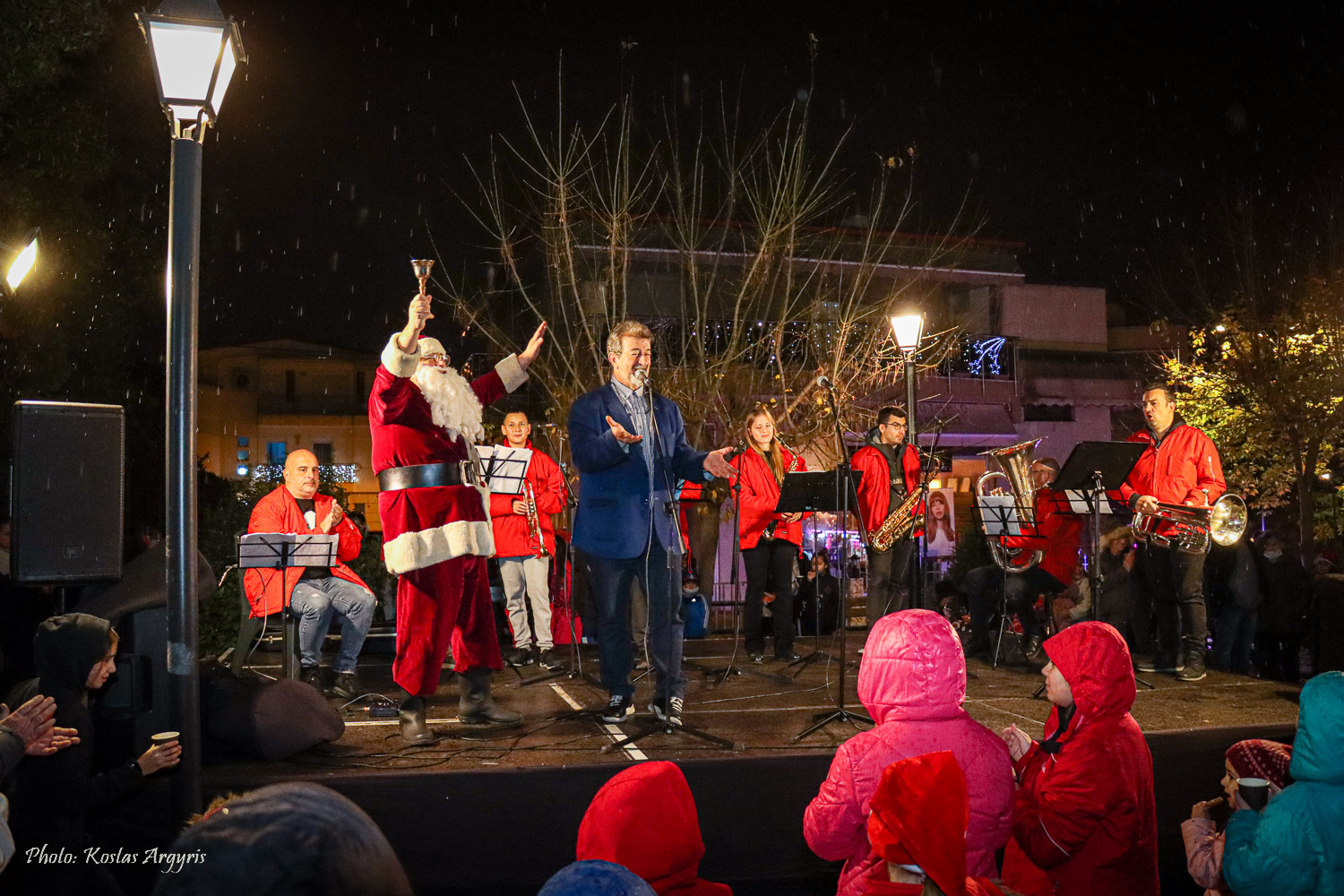 Με το άναμμα του χριστουγεννιάτικου δέντρου συνεχίστηκαν οι εκδηλώσεις του δήμου Νεάπολης-Συκεών