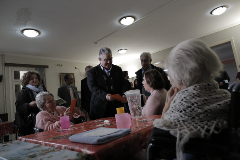 Eπίσκεψη του Δημήτρη Κουτσούμπα στο Γηροκομείο Αθηνών (video)