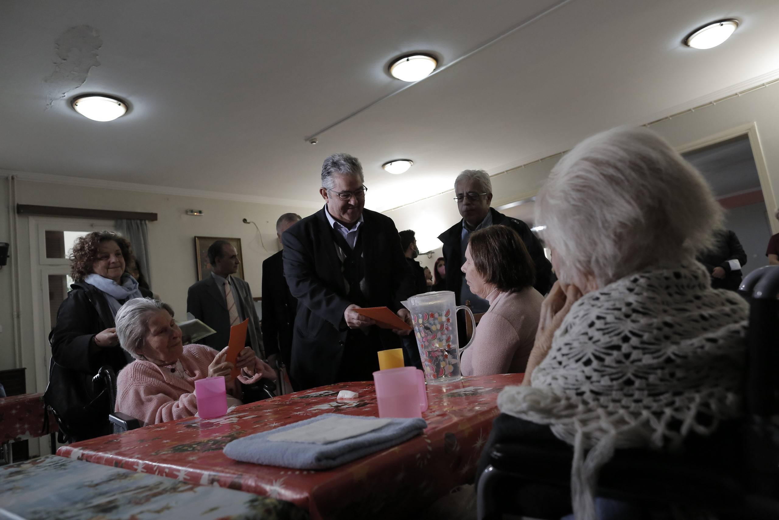 Eπίσκεψη του Δημήτρη Κουτσούμπα στο Γηροκομείο Αθηνών (video)
