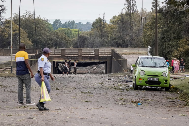 Εννέα νεκροί και 40 τραυματίες από έκρηξη βυτιοφόρου στη Νότια Αφρική