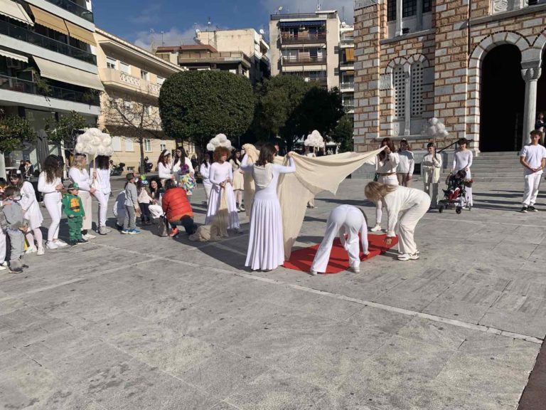 “Όλοι διαφορετικοί και όλοι ίσοι” το μήνυμα που έστειλαν τα παιδιά από το προαύλιο του Αγίου Νικολάου