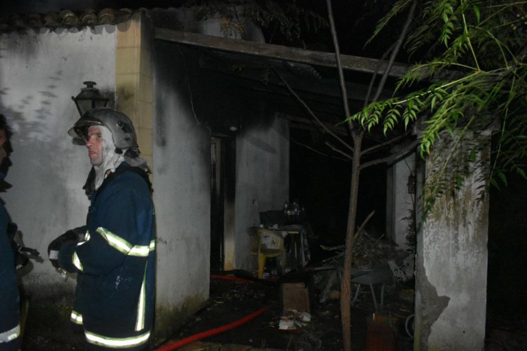 Κέρκυρα: Σπίτι τυλίχτηκε στις φλόγες στην Κάτω Κορακιάνα – Στο παρά πέντε γλύτωσαν 3 άτομα