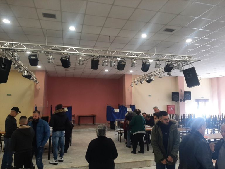 Σε εξέλιξη το δημοψήφισμα στην Ακρινή: Διχασμένοι οι κάτοικοι για το μέλλον του χωριού τους (video)