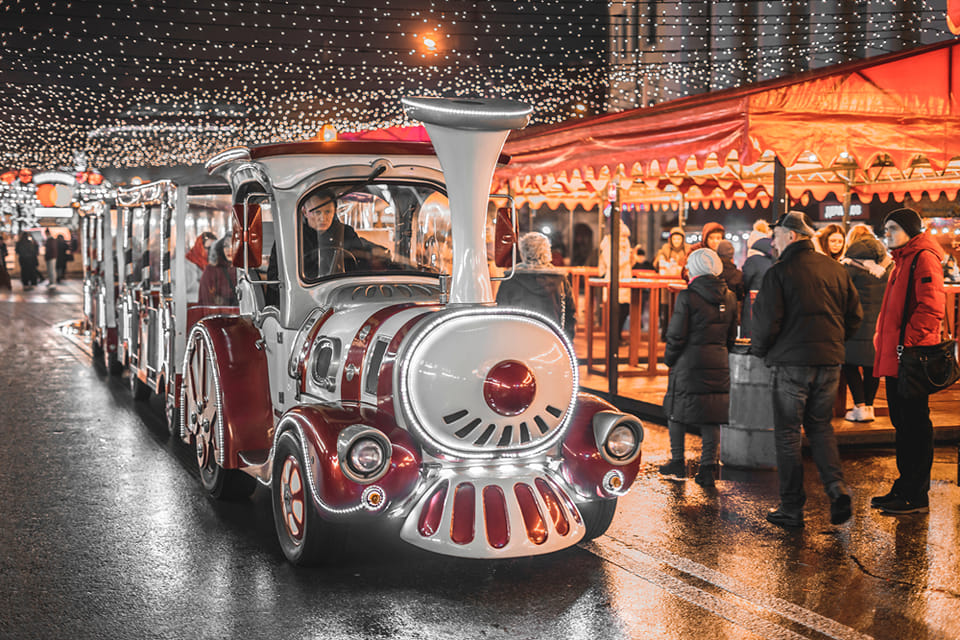 Το «Τρένο της Χαράς» στους δρόμους του Πειραιά στις 31 Δεκεμβρίου