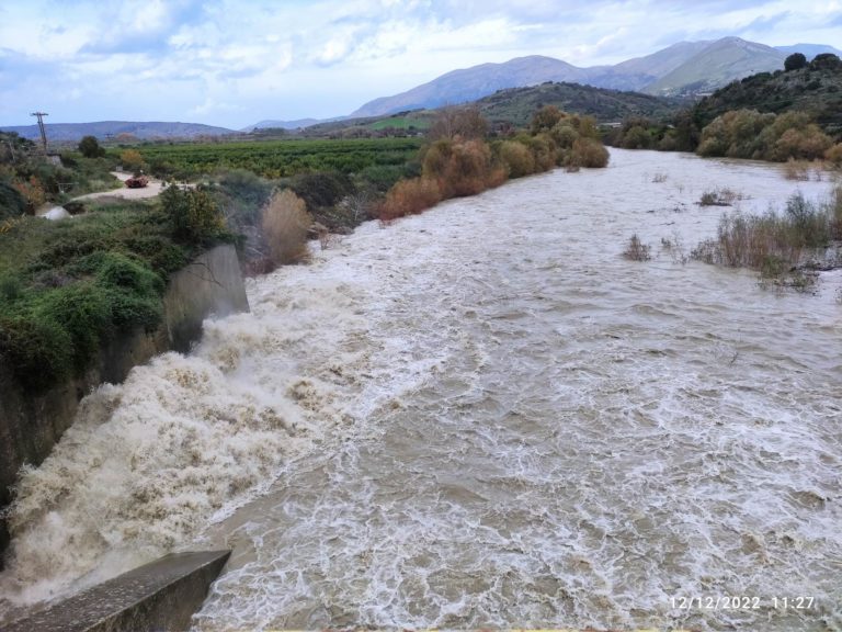 Θεσπρωτία: Υπερχείλισε ο ποταμός Καλαμάς λόγω έντονων βροχοπτώσεων – “Λίμνη” 15.000 στρέμματα κάμπου (βίντεο)