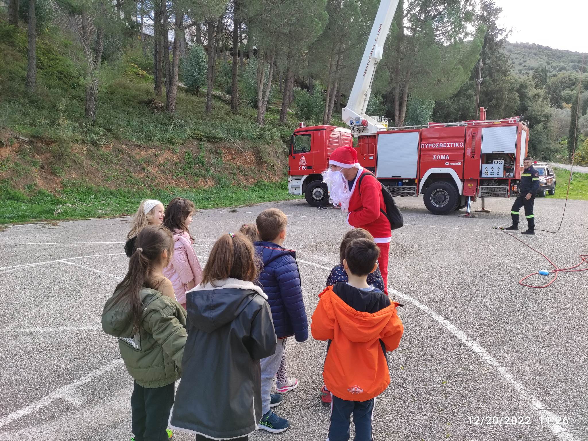 “Ουρανοκατέβατος” o Άγιος Βασίλης έφτασε στο νηπιαγωγείο Μαυρουδίου στην Ηγουμενίτσα (photos- video)