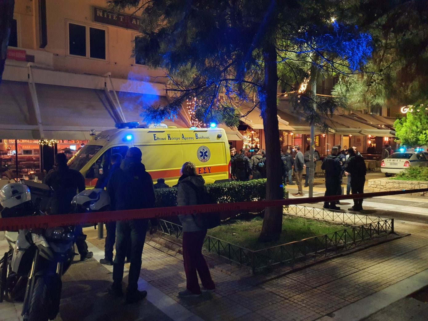 مقهى نيا سميرني - قتيلان من أصل ألباني وجرحان هما حصيلة الهجوم على مقهى في ساحة نيا سميرني