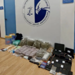 Εξαρθρώθηκε σπείρα που εισήγαγε ναρκωτικά μέσα σε κιβώτια με απορρυπαντικά – Ανάμεσα στους συλληφθέντες ζευγάρι Ελλήνων εκπαιδευτικών