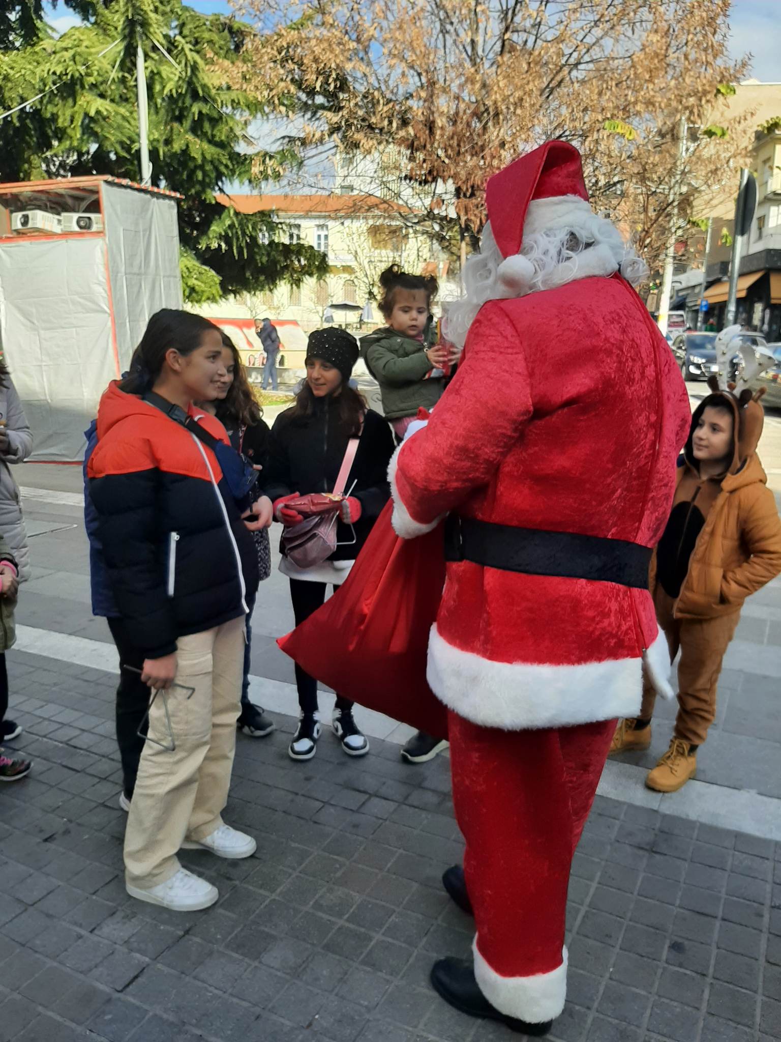 Με περιπολικό “έσπευσε” ο Άγιος Βασίλης στην αγορά της Κοζάνης για να μοιράσει δώρα στα παιδιά (video)