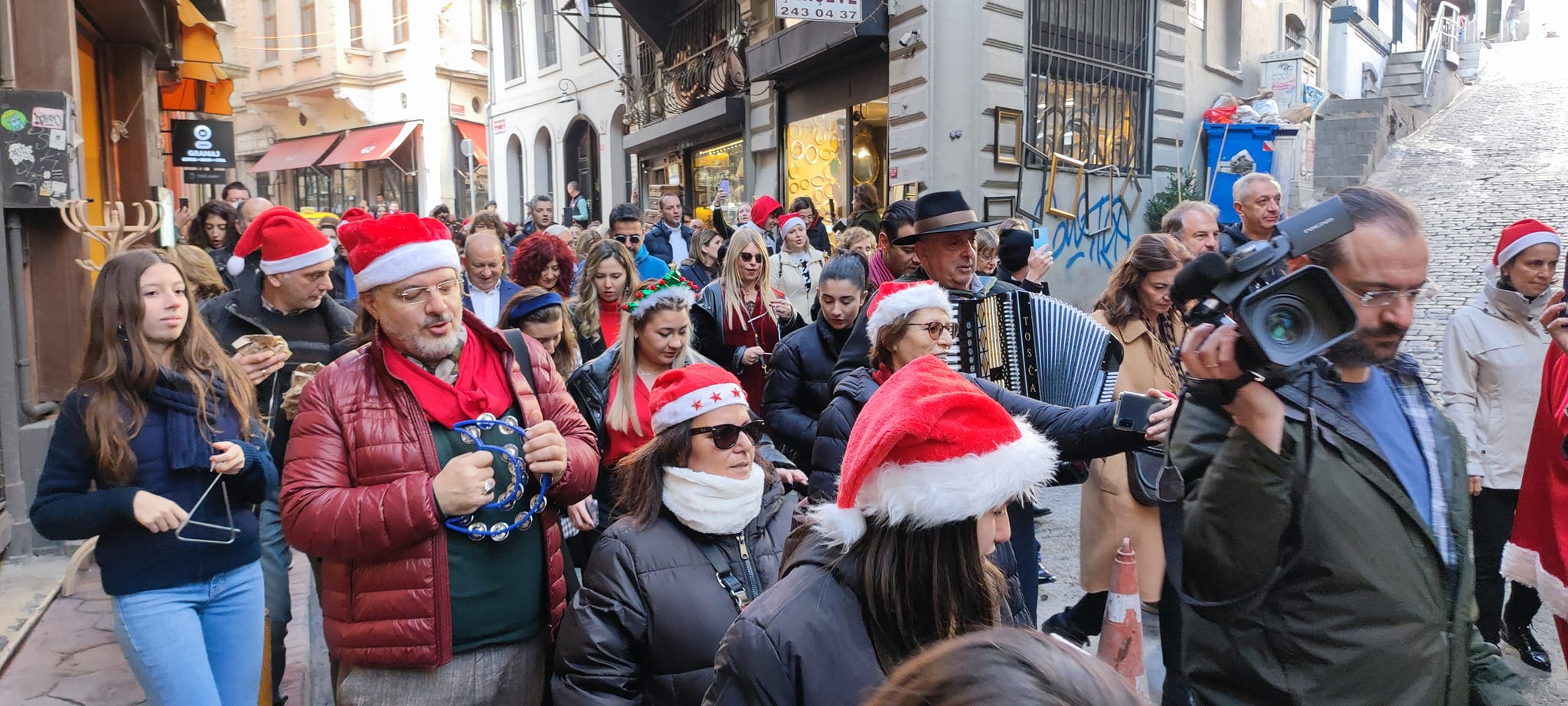 Χριστουγεννιάτικα κάλαντα στους δρόμους της Κωνσταντινούπολης (video)