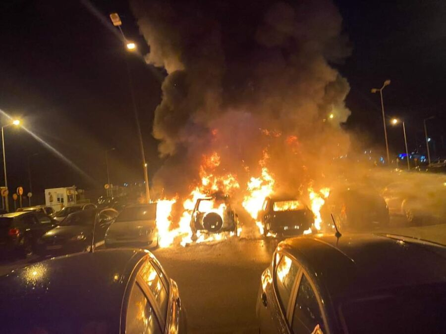 Αλεξανδρούπολη: Πυρκαγιά στο πάρκινγκ του αεροδρομίου “Δημόκριτος” – Κάηκαν 11 οχήματα