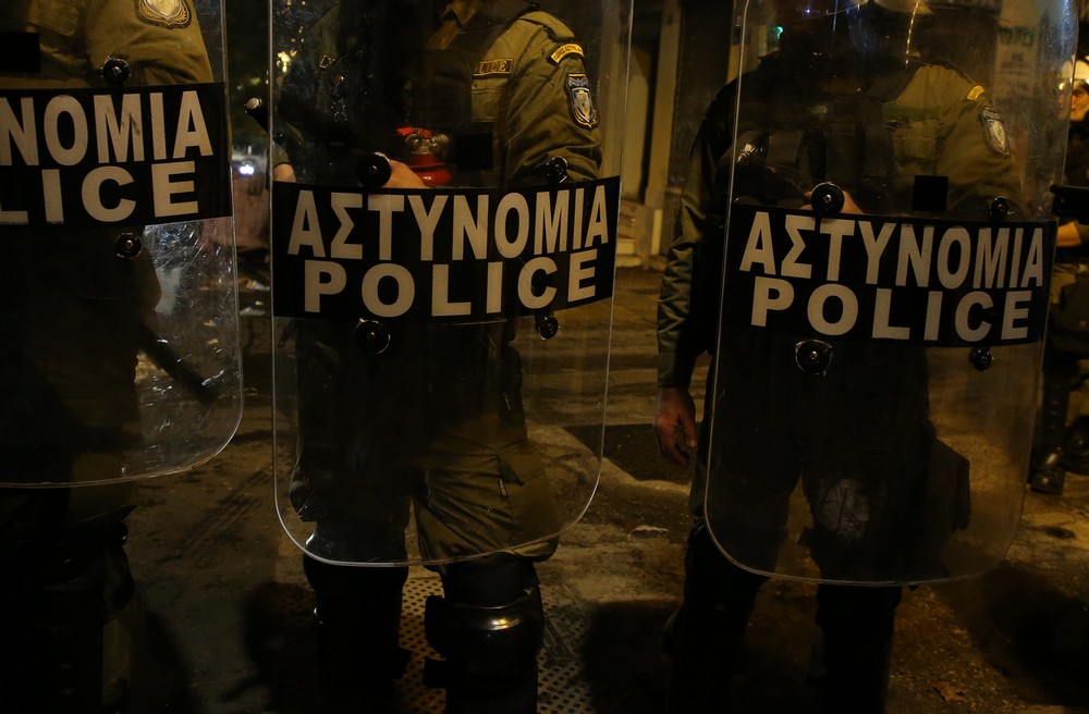 Αποκλειστικό βίντεο ΕΡΤ: Επίθεση Ρομά κατά αστυνομικών, κοντά στο κτίριο της Οικονομικής Αστυνομίας στη Θεσσαλονίκη