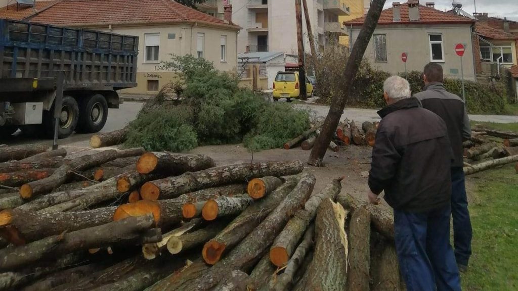 Φλώρινα : Προετοιμαζονται οι γειτονιές για το έθιμο το Αναμμα των φωτιών