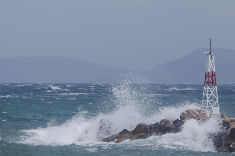 Προβλήματα στα ακτοπλοϊκά δρομολόγια σε Πειραιά, Ραφήνα και Λαύριο λόγω ισχυρών ανέμων