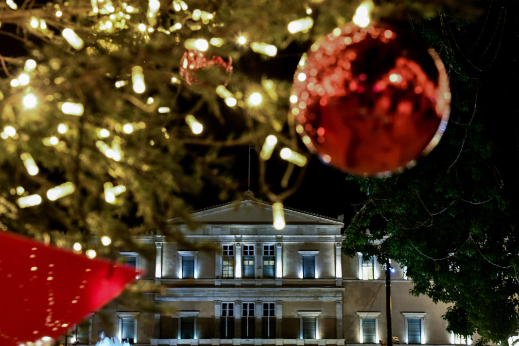 اليونان سينتاجما - إضاءة شجرة عيد الميلاد في سينتاجما في الساعة 19:15