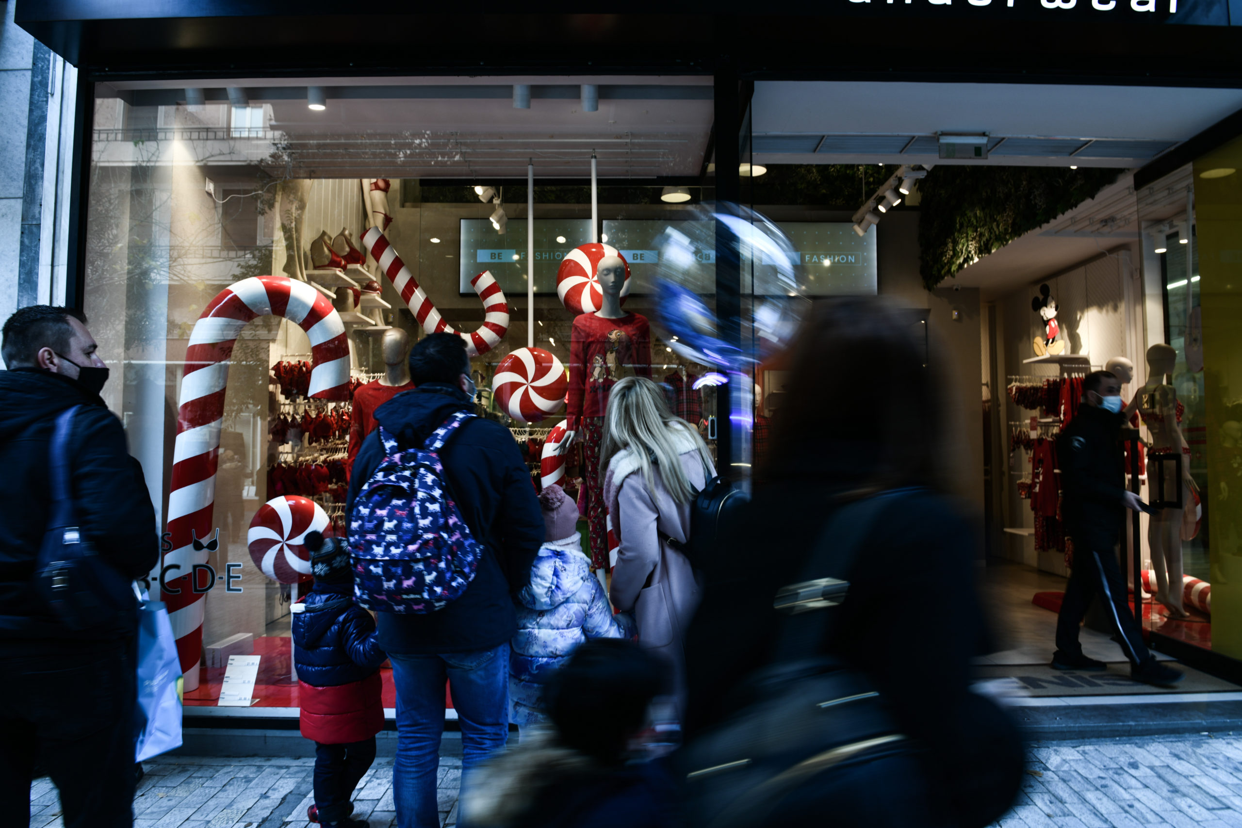 ΣΕΛΠΕ: Συγκρατημένες οι δαπάνες των καταναλωτών φέτος τα Χριστούγεννα