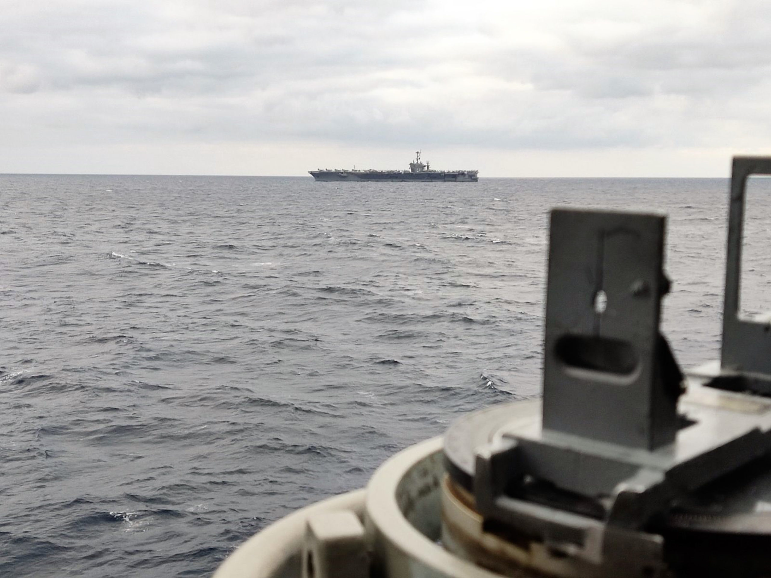 Στενά του Ορμούζ: Ιρανικό στρατιωτικό σκάφος πλησίασε αμερικανικά πολεμικά πλοία