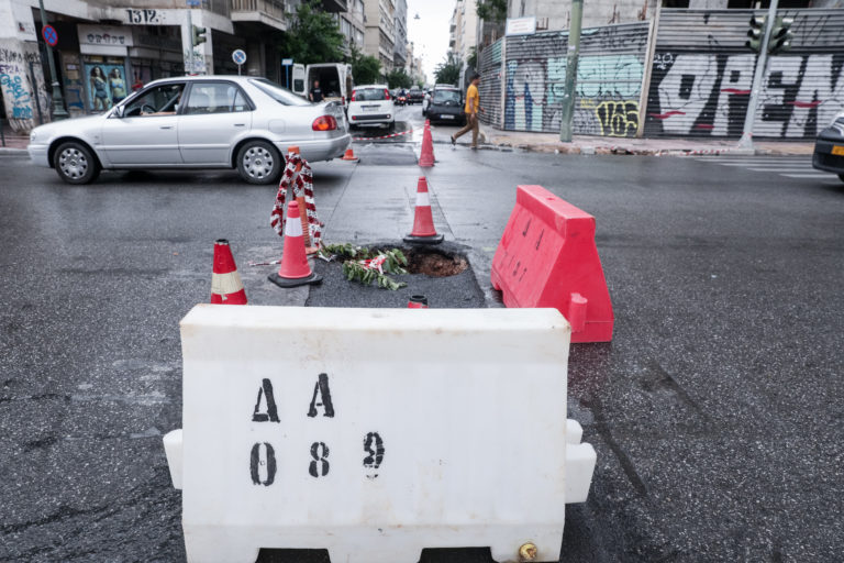 Καθίζηση οδοστρώματος στη Λεωφόρο Ποσειδώνος – Ανοικτό το ρεύμα προς το λιμάνι