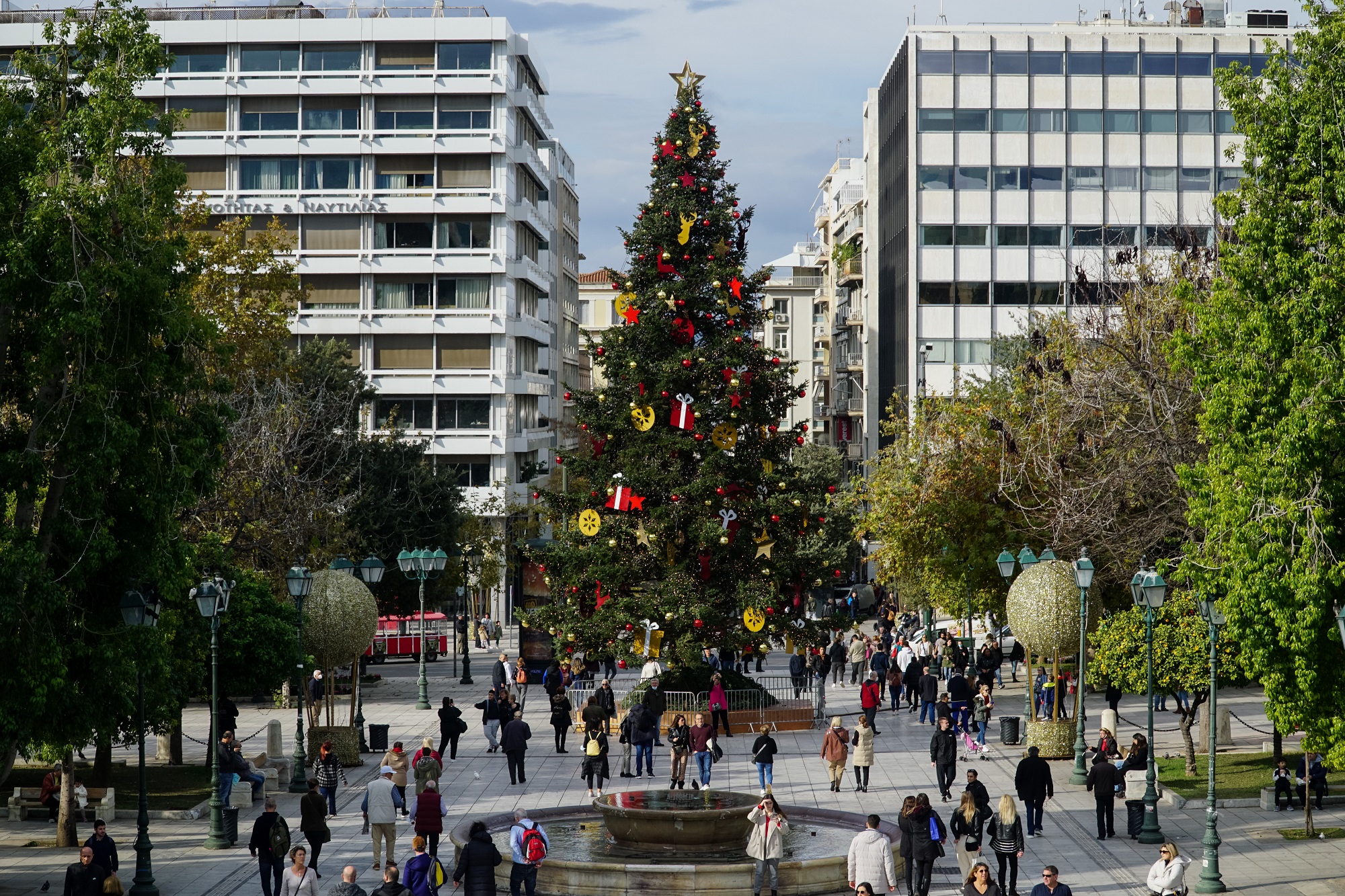 Σε εορταστικούς ρυθμούς η αγορά – Ανοικτά τα καταστήματα έως τις 20:00