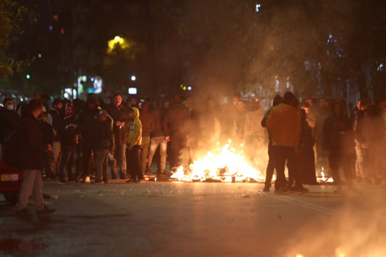 Τραυματισμός 16χρονου: Σε διαθεσιμότητα ο αστυνομικός – Επεισόδια και φόβοι για αντίποινα (video)