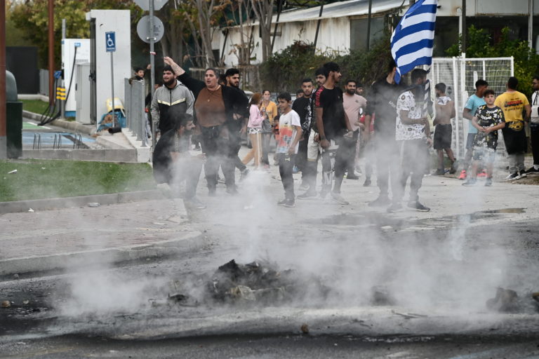 Επεισόδια με Ρομά στη Μεσογείων για τον πυροβολισμό του 16χρονου στη Θεσσαλονίκη – Νοσηλεύεται στη ΜΕΘ (video)