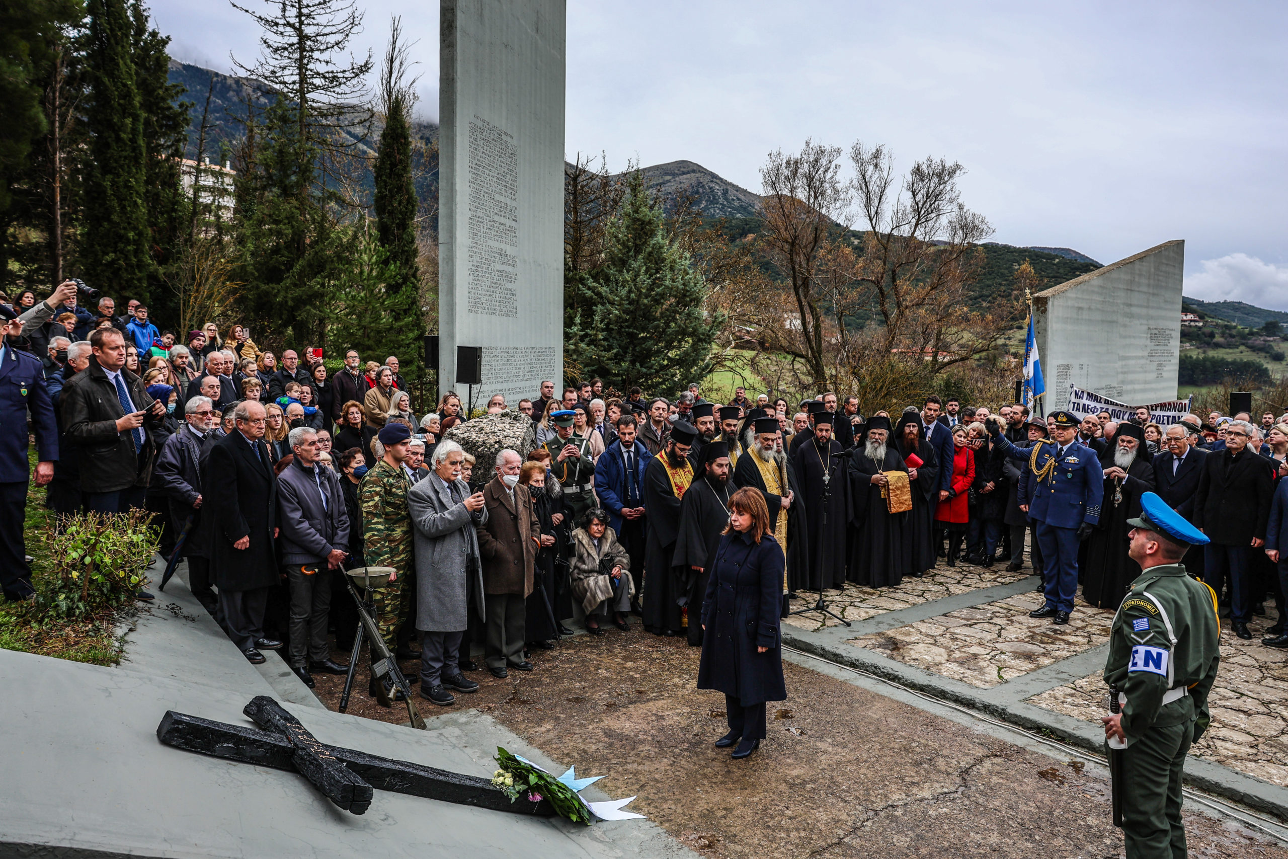Ημέρα μνήμης και καταδίκης: Παρουσία της ΠτΔ το μνημόσυνο για τα 79 χρόνια από το ολοκαύτωμα των Καλαβρύτων
