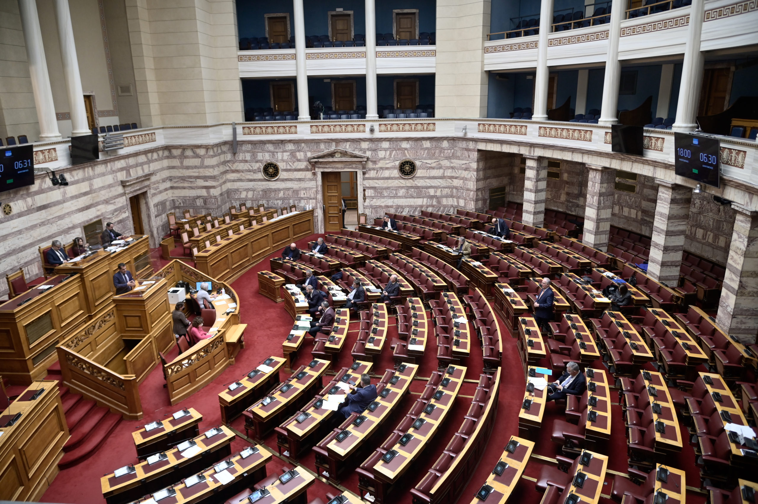 Η παράταση της θητείας του Κ. Φλώρου πυροδοτεί εκ νέου την αντιπαράθεση κυβέρνησης – ΣΥΡΙΖΑ