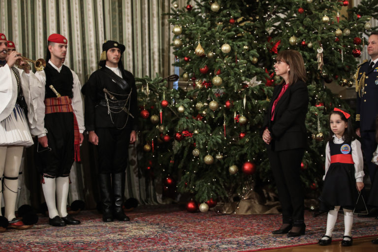 Τα Χριστουγεννιάτικα κάλαντα στην Πρόεδρο της Δημοκρατίας Κατερίνα Σακελλαροπούλου (video)