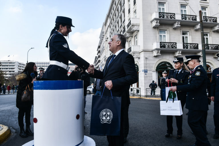 Ο Τ. Θεοδωρικάκος προσέφερε δώρα σε τροχονόμους
