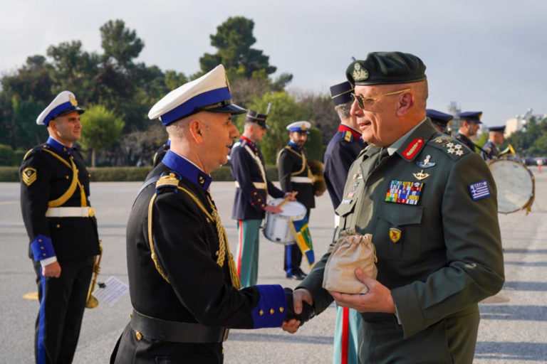 Πρωτοχρονιάτικα κάλαντα και ανταλλαγή ευχών του αρχηγού ΓΕΕΘΑ με προσωπικό των Ενόπλων Δυνάμεων