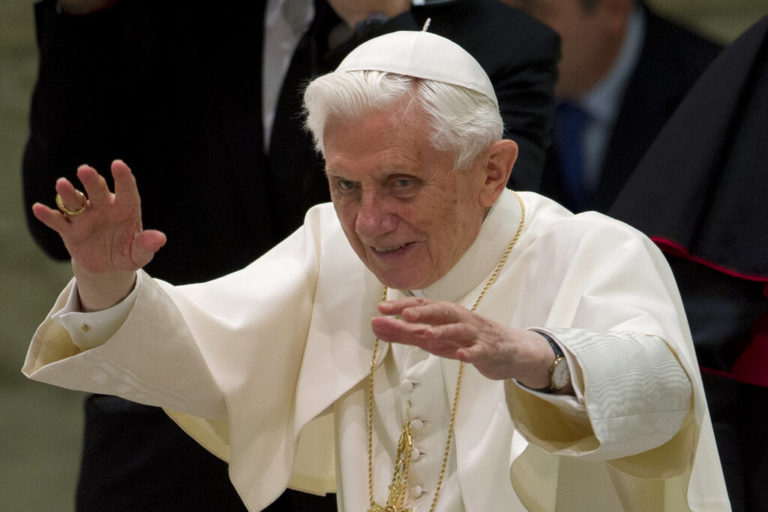 Πάπας Φραγκίσκος: «Πολύ άρρωστος» ο πάπας Βενέδικτος – Ας προσευχηθούμε
