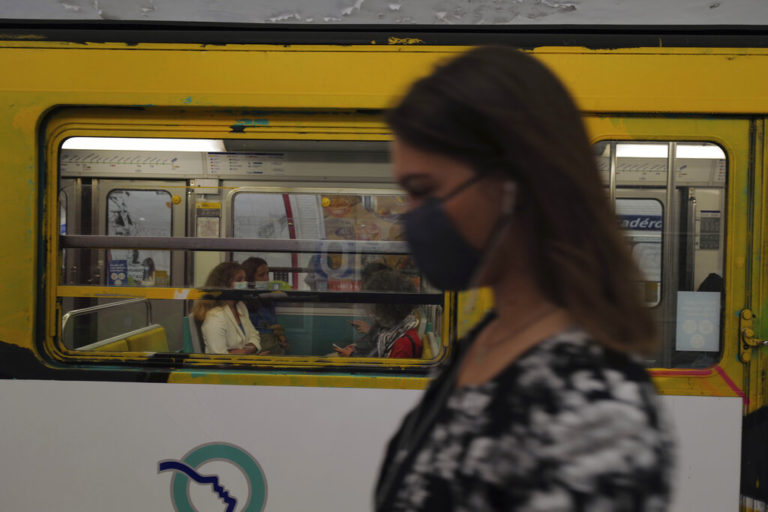 Γαλλία: Προτροπή στους πολίτες να φορούν μάσκα στα ΜΜΜ